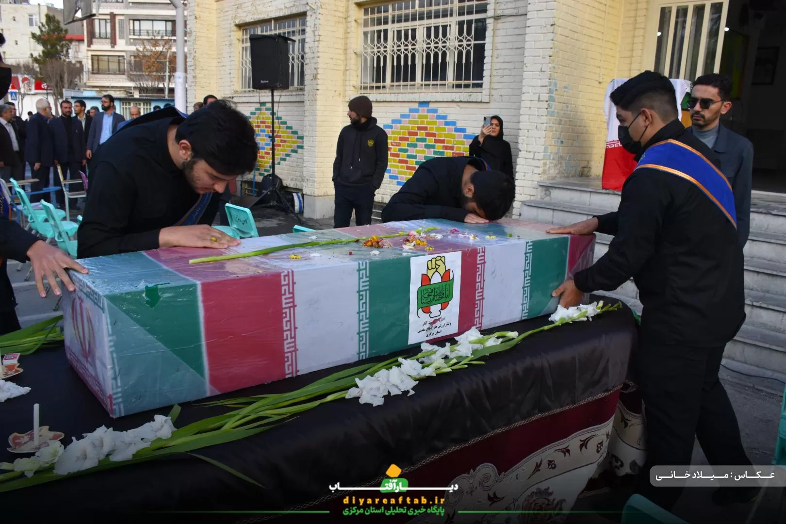 تشییع پیکر شهید گمنام در دبیرستان حاج‌کاظمی اراک