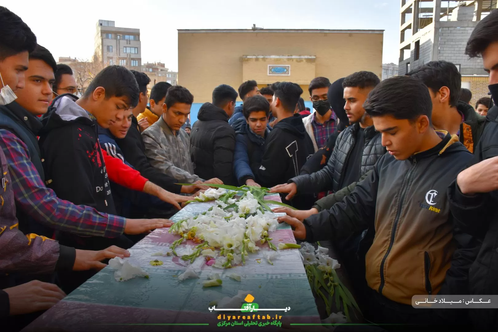 تشییع پیکر شهید گمنام در دبیرستان حاج‌کاظمی اراک