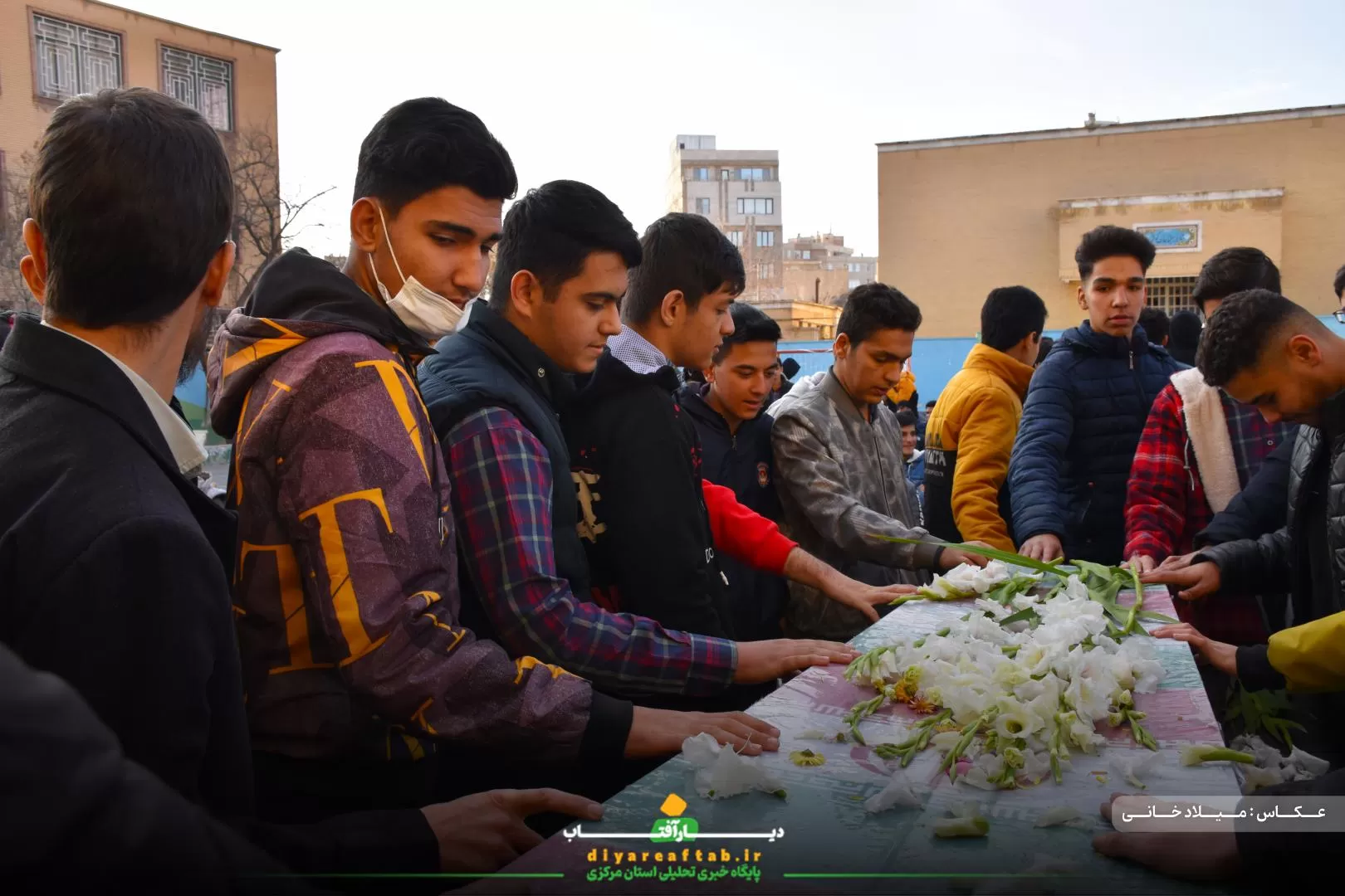 تشییع پیکر شهید گمنام در دبیرستان حاج‌کاظمی اراک