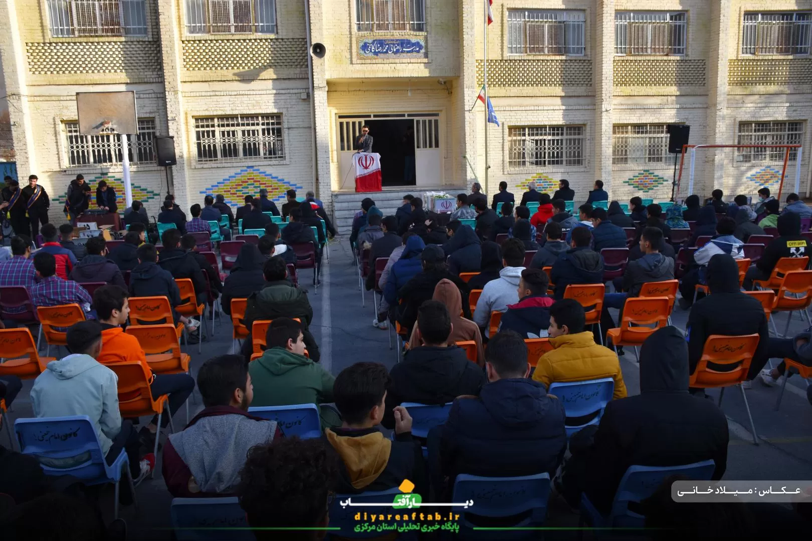 تشییع پیکر شهید گمنام در دبیرستان حاج‌کاظمی اراک