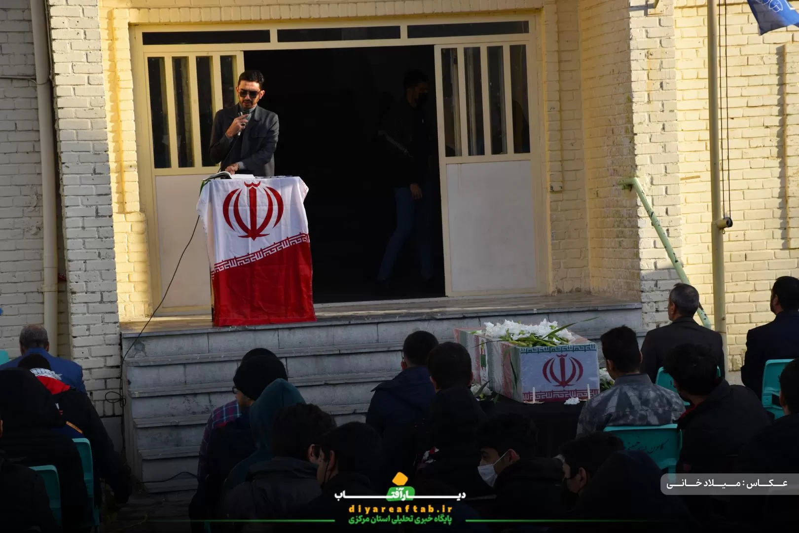 تشییع پیکر شهید گمنام در دبیرستان حاج‌کاظمی اراک