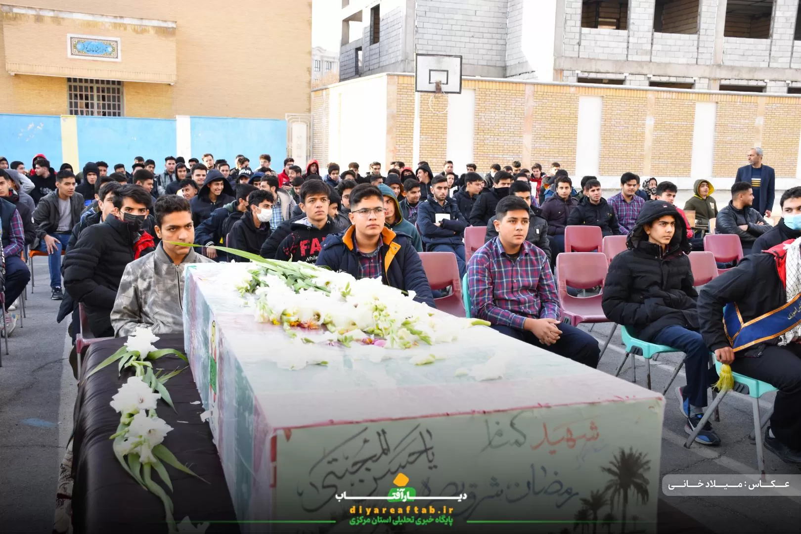 تشییع پیکر شهید گمنام در دبیرستان حاج‌کاظمی اراک