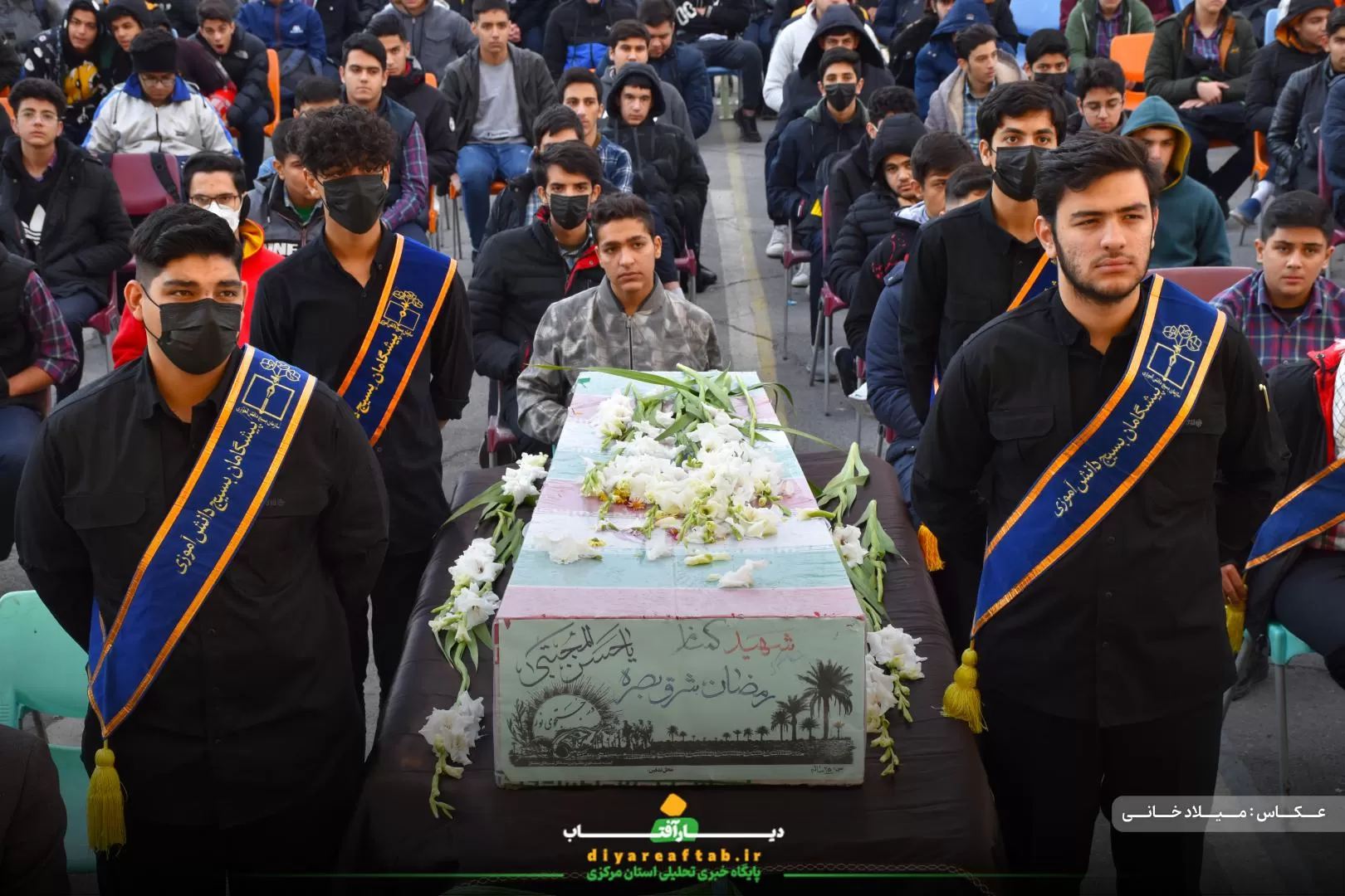 تشییع پیکر شهید گمنام در دبیرستان حاج‌کاظمی اراک