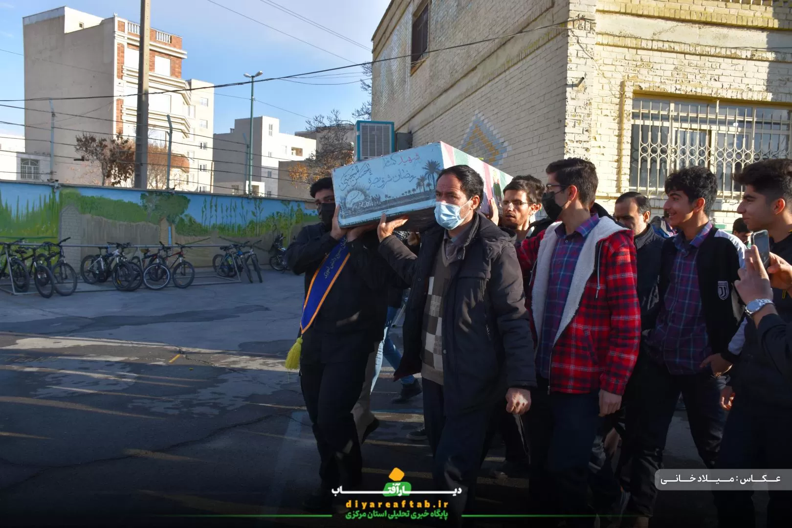 تشییع پیکر شهید گمنام در دبیرستان حاج‌کاظمی اراک