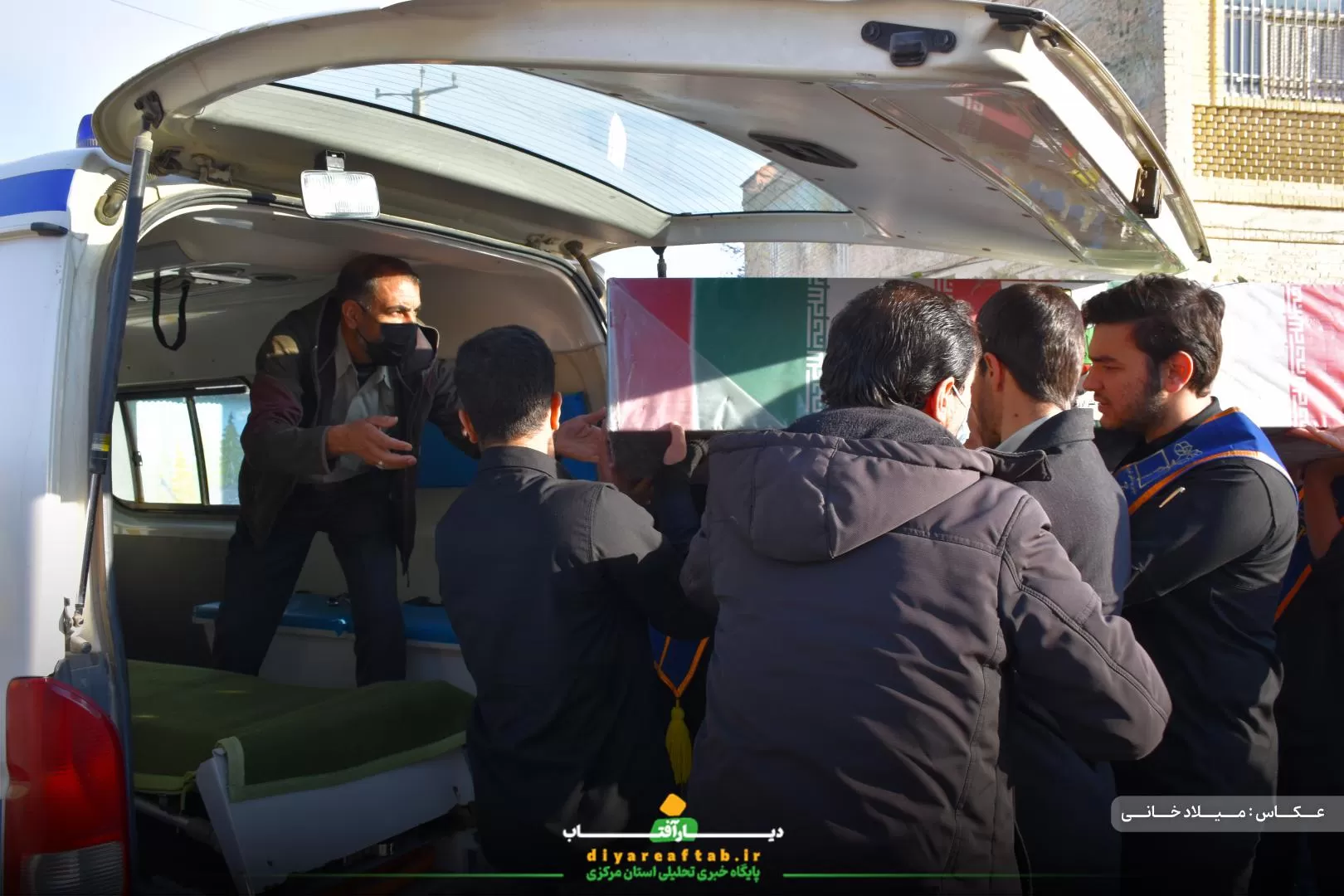 تشییع پیکر شهید گمنام در دبیرستان حاج‌کاظمی اراک