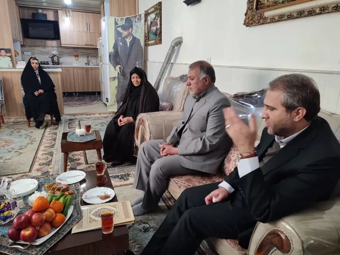 دیدار مسئولان ساوجی با خانواده شهید سعیدی