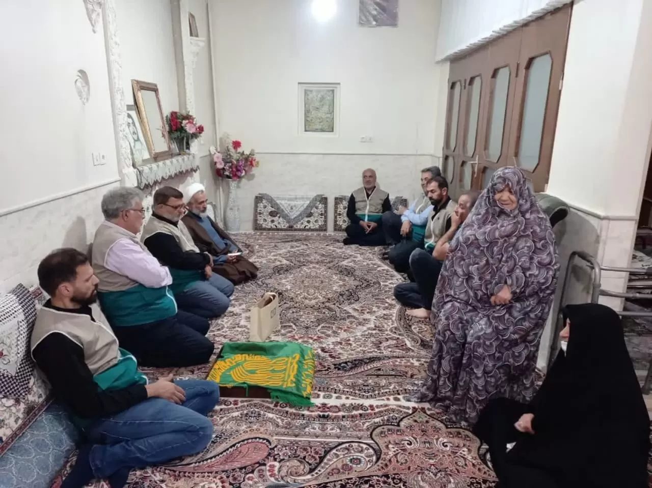 پرچم حرم امام رضا(ع) مهمان منزل شهدای‌ساوجی