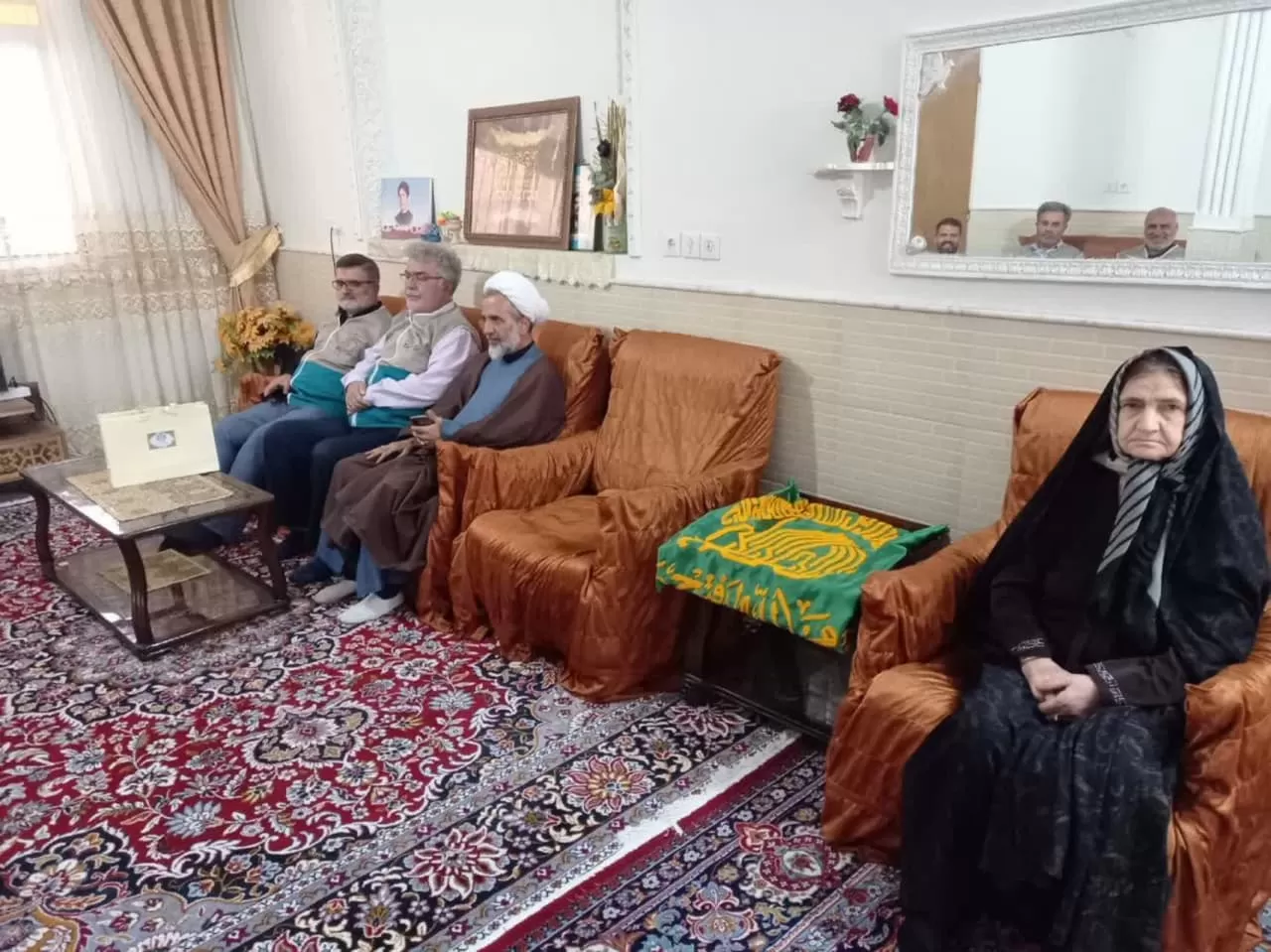 پرچم حرم امام رضا(ع) مهمان منزل شهدای‌ساوجی