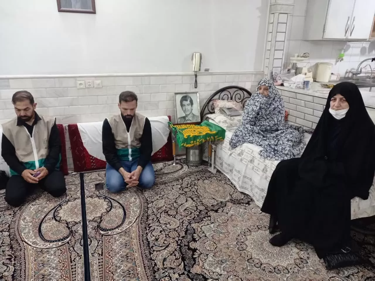 پرچم حرم امام رضا(ع) مهمان منزل شهدای‌ساوجی
