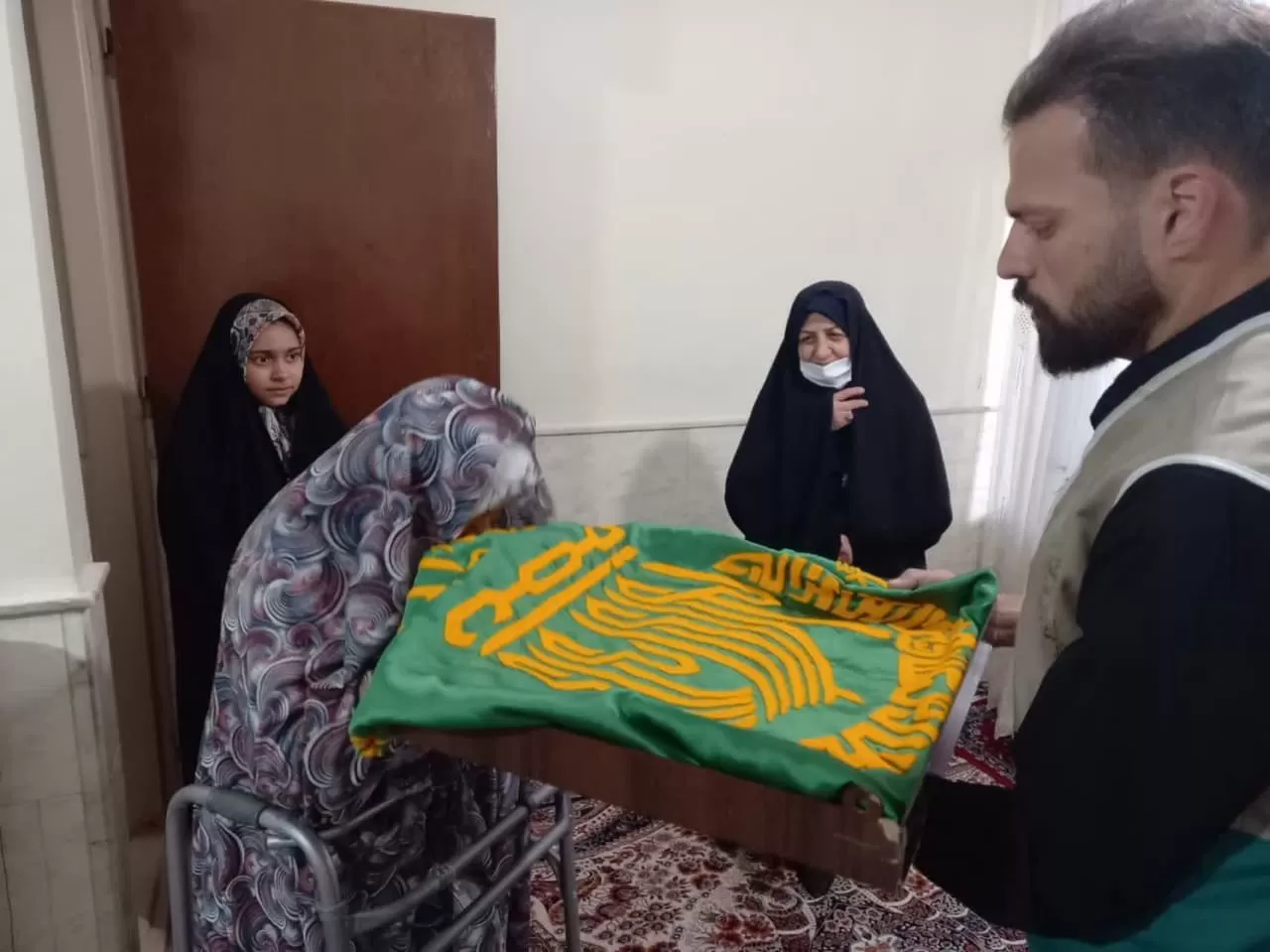پرچم حرم امام رضا(ع) مهمان منزل شهدای‌ساوجی