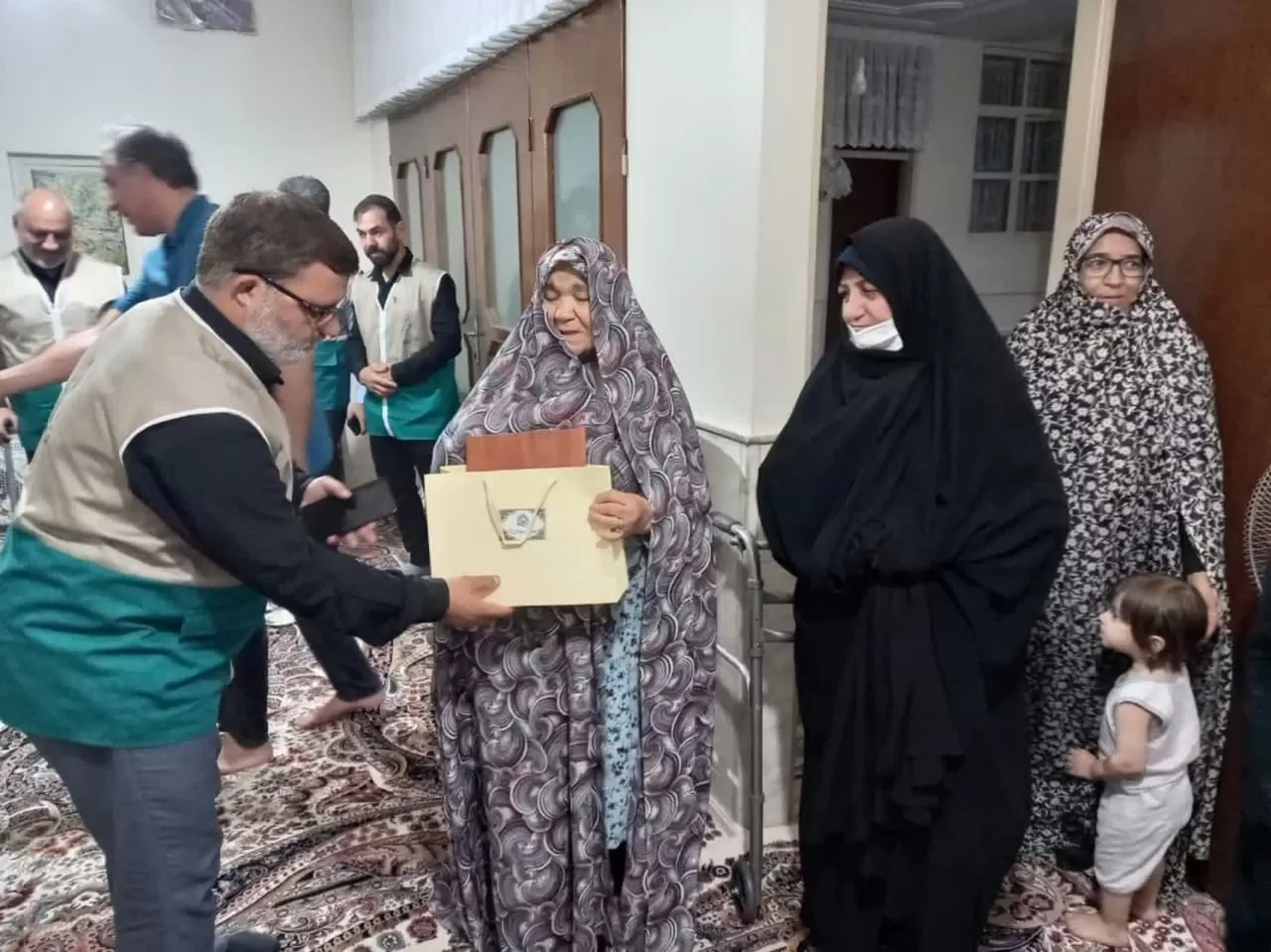 پرچم حرم امام رضا(ع) مهمان منزل شهدای‌ساوجی