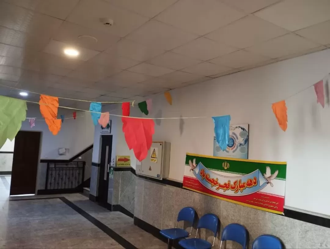 فضا‌سازی ایام الله دهه فجر در ادارات ساوه