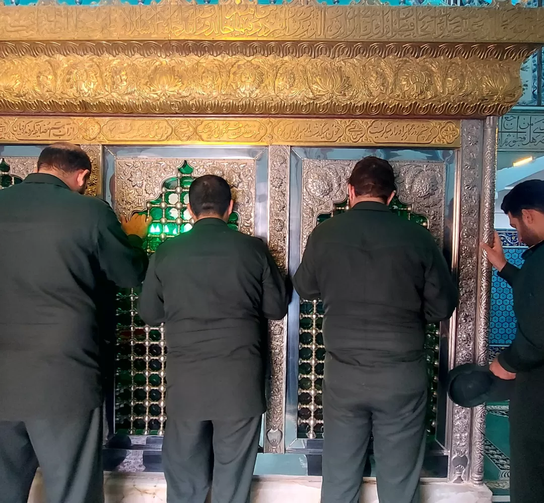 عطرافشانی امامزاده محمد(ع) توسط پاسداران تفرش