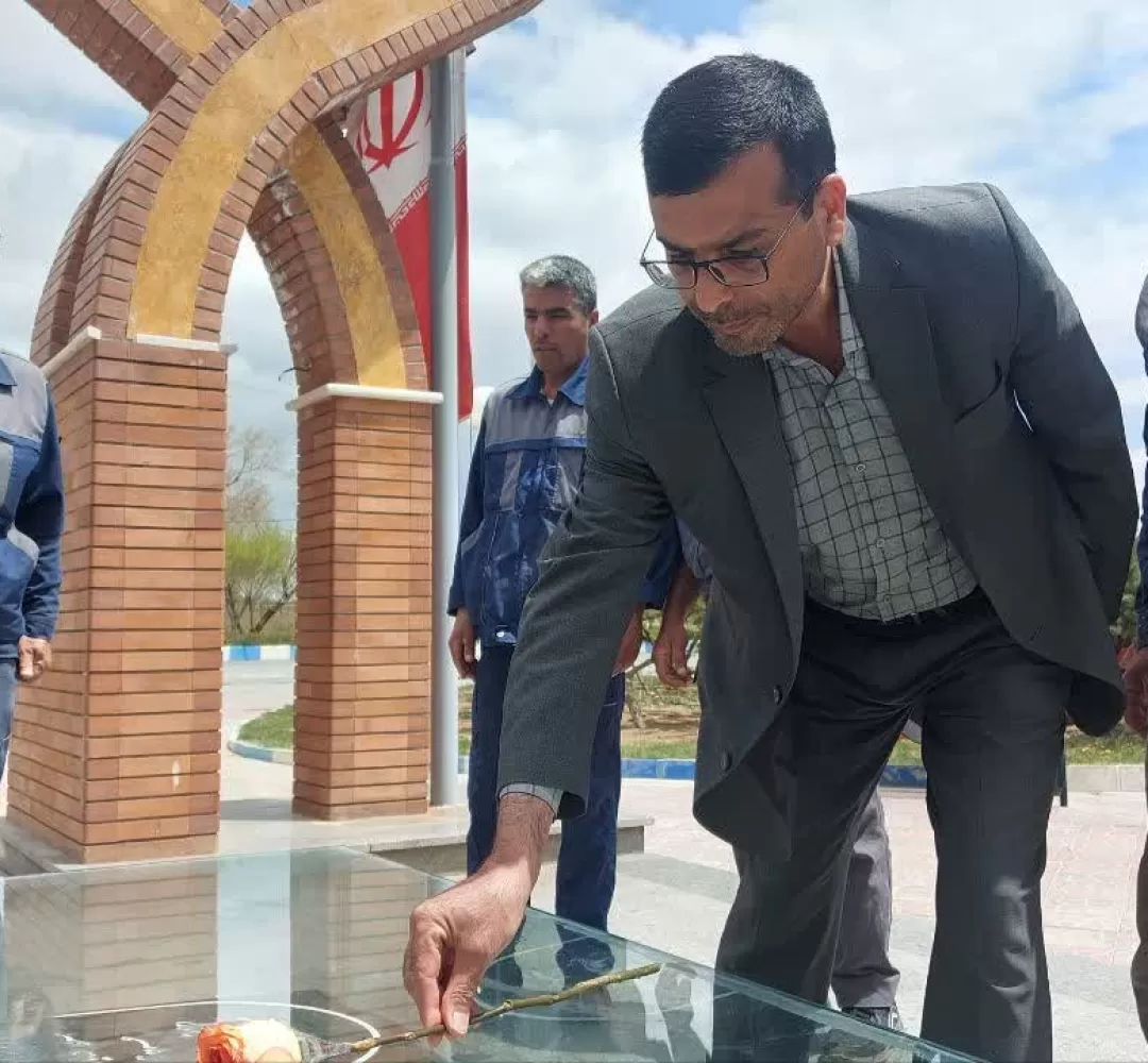 گلزار شهدای گمنام غبارروبی و عطر افشانی شد
