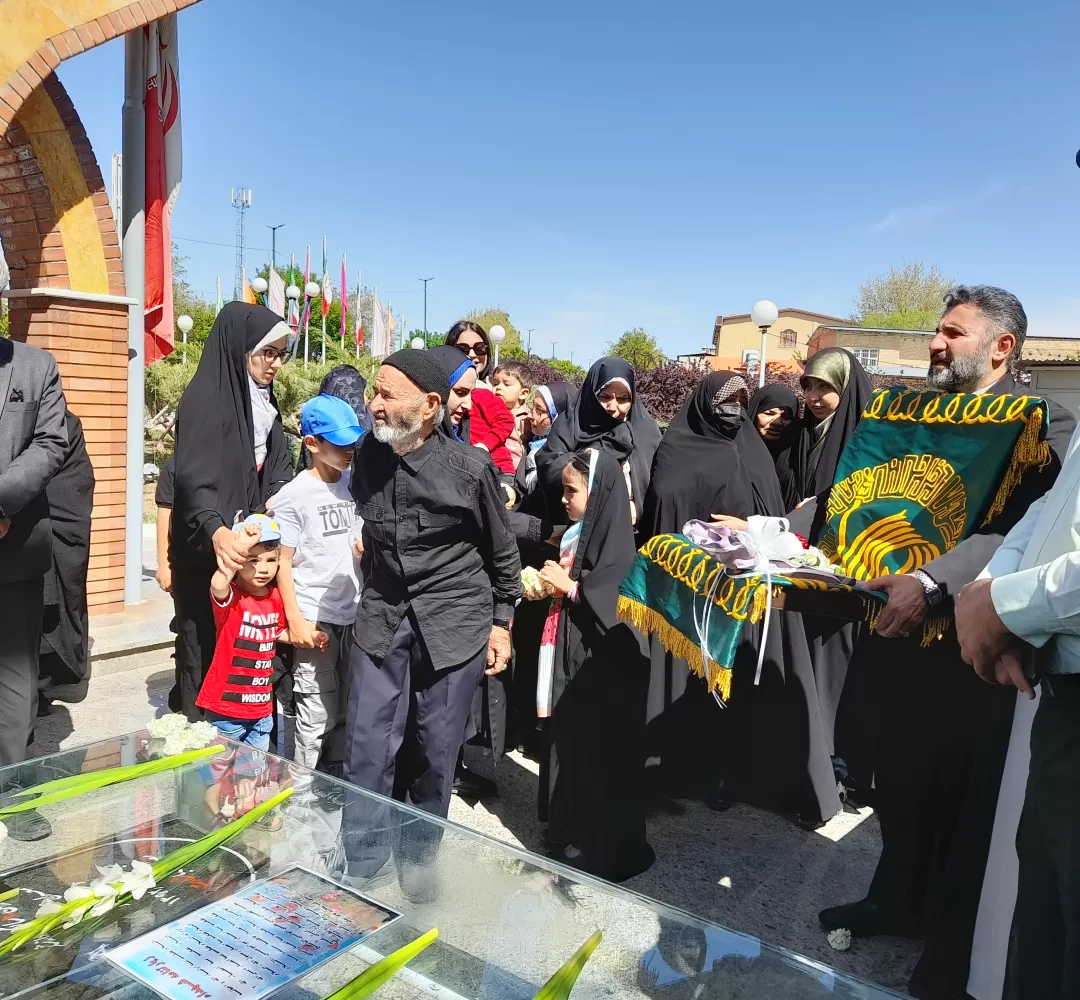 دیدار خادمان بارگاه رضوی با خانواده شهدای فراهان