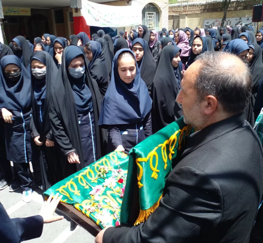 پرچم متبرک رضوی میهمان مدرسه فدک
