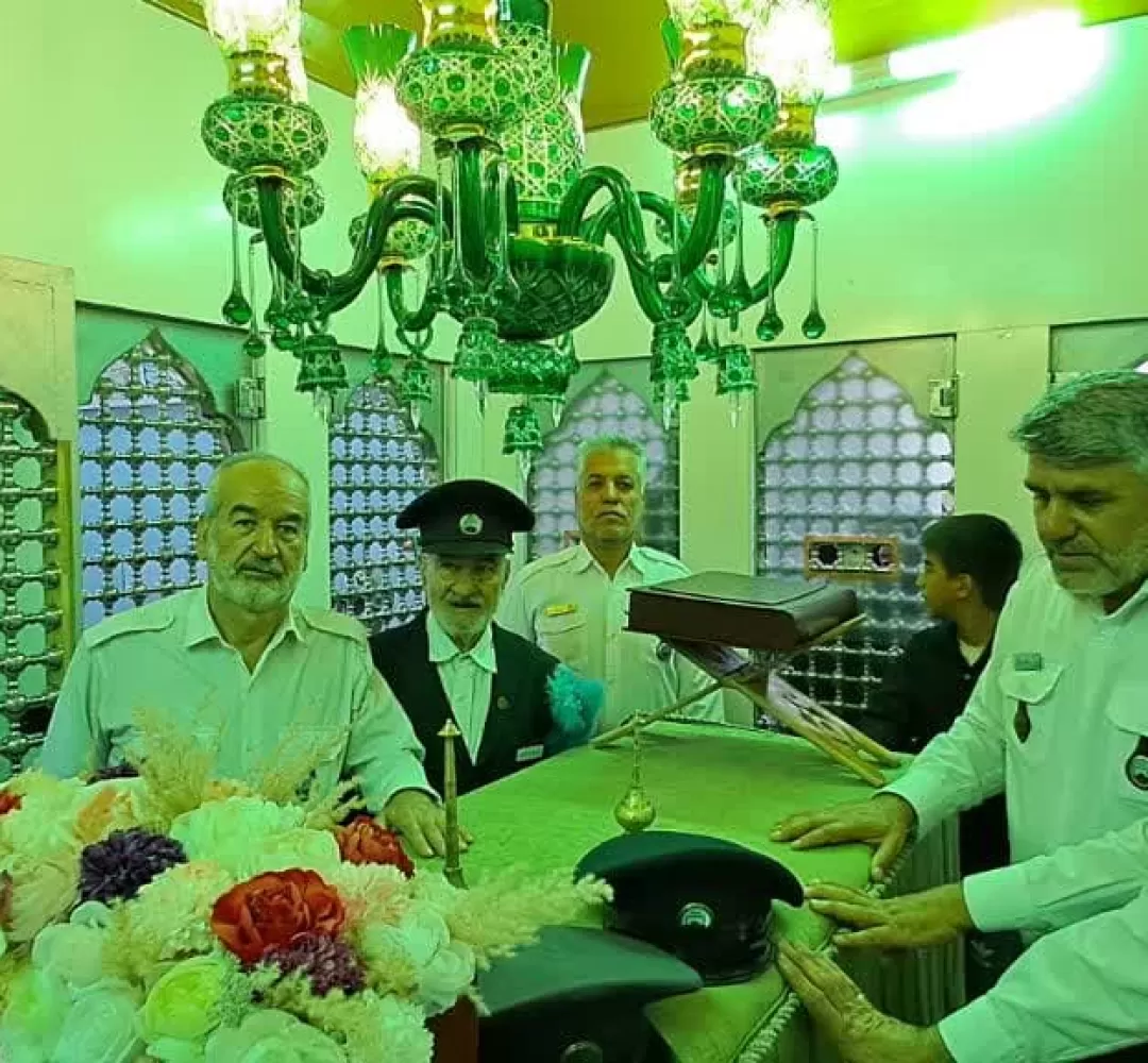 غبارروبی آستان مقدس امامزاده محمد عابد
