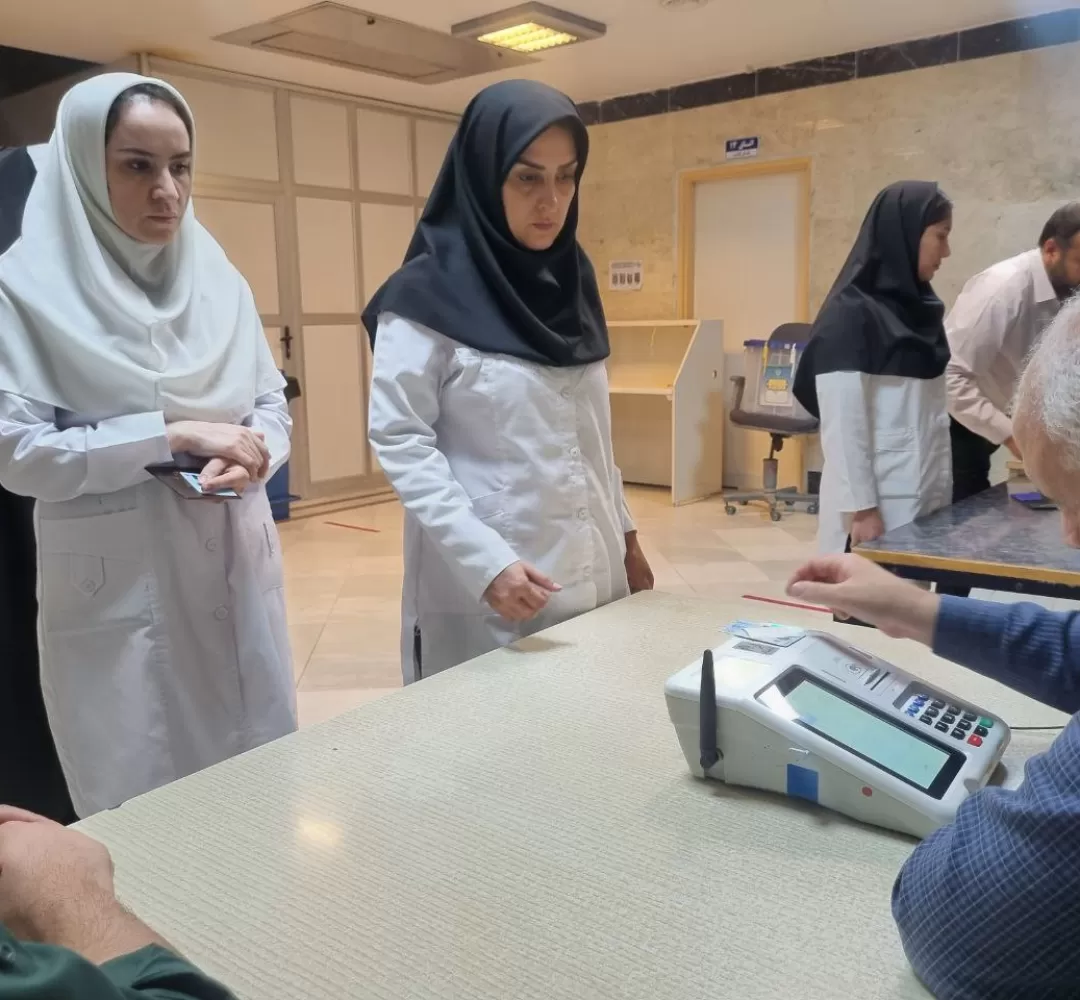 حضور حماسه آفرین کادر درمان در انتخابات