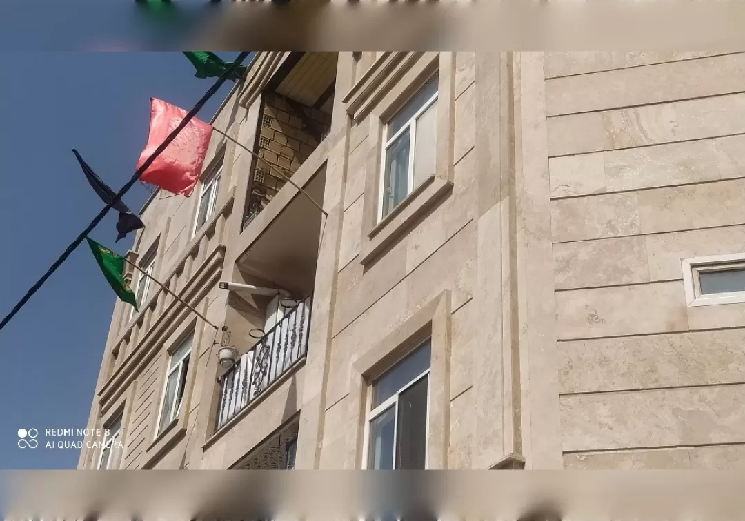 نصب پرچم عزای حسینی در شهر خنداب