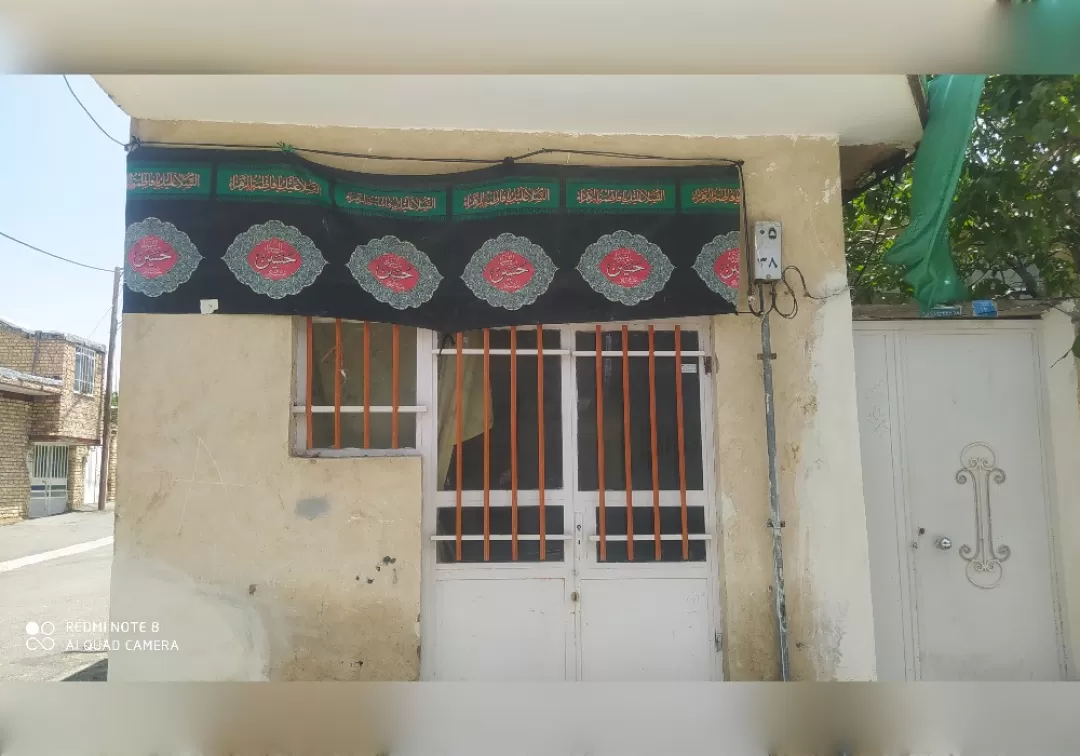 نصب پرچم عزای حسینی در شهر خنداب