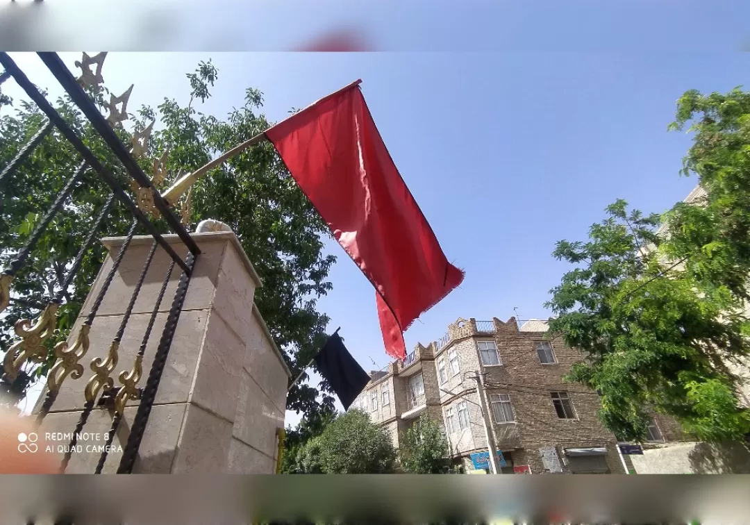 نصب پرچم عزای حسینی در شهر خنداب
