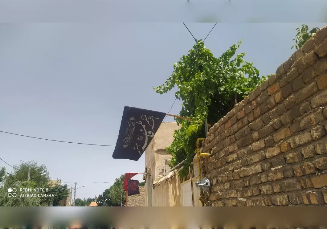 نصب پرچم عزای حسینی در شهر خنداب