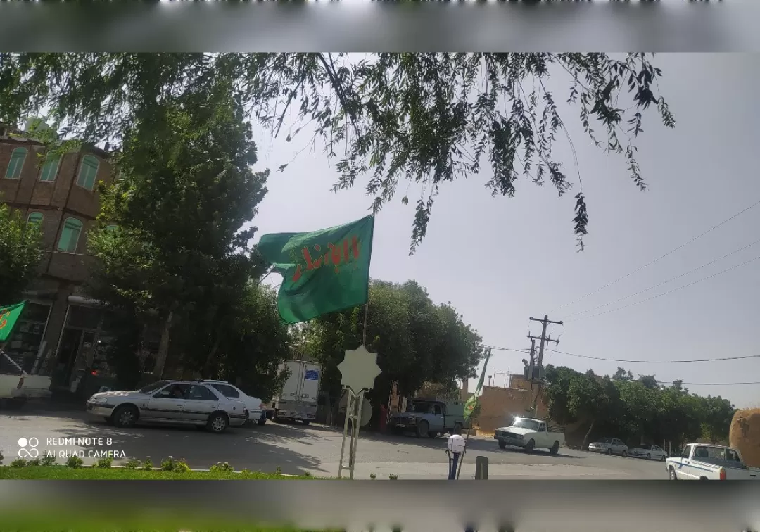 نصب پرچم عزای حسینی در شهر خنداب