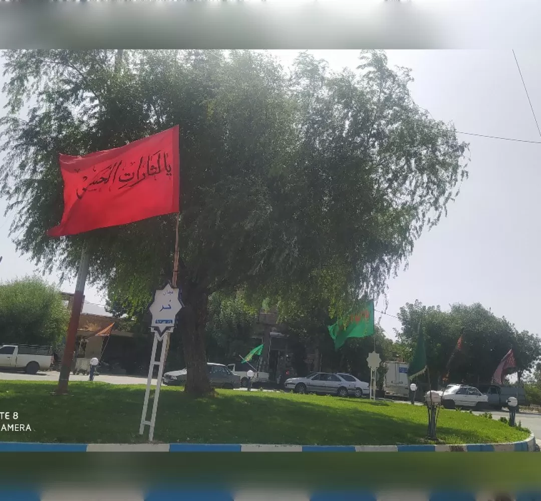 نصب پرچم عزای حسینی در شهر خنداب