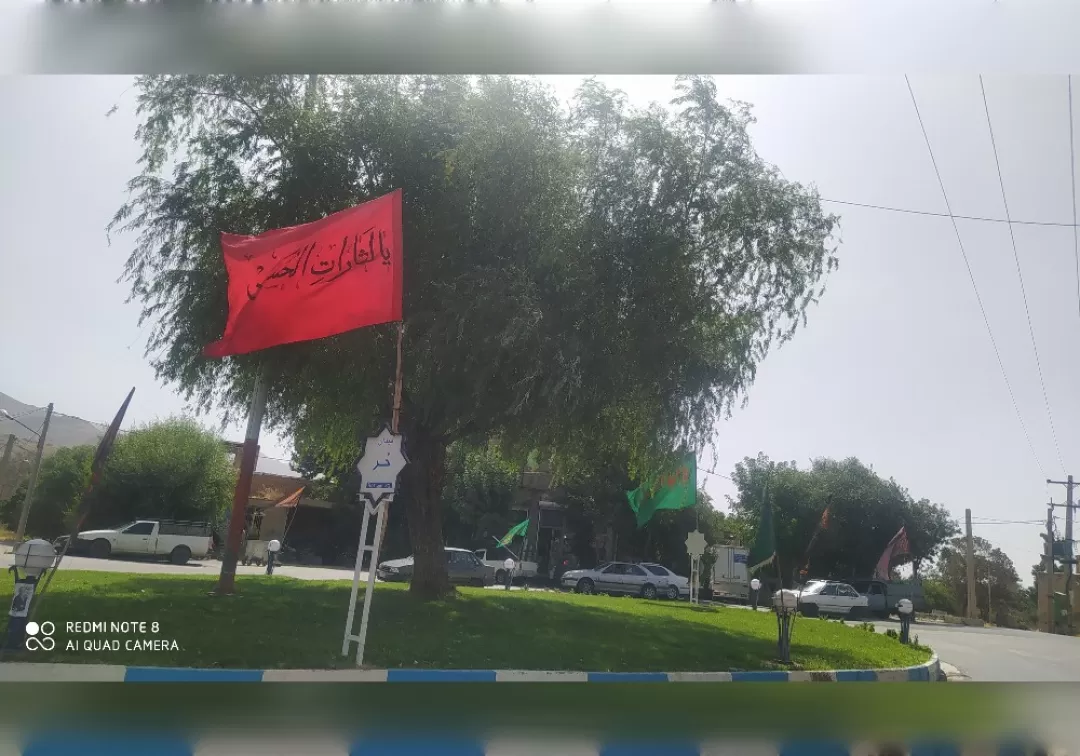 نصب پرچم عزای حسینی در شهر خنداب