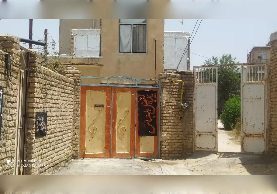 نصب پرچم عزای حسینی در شهر خنداب