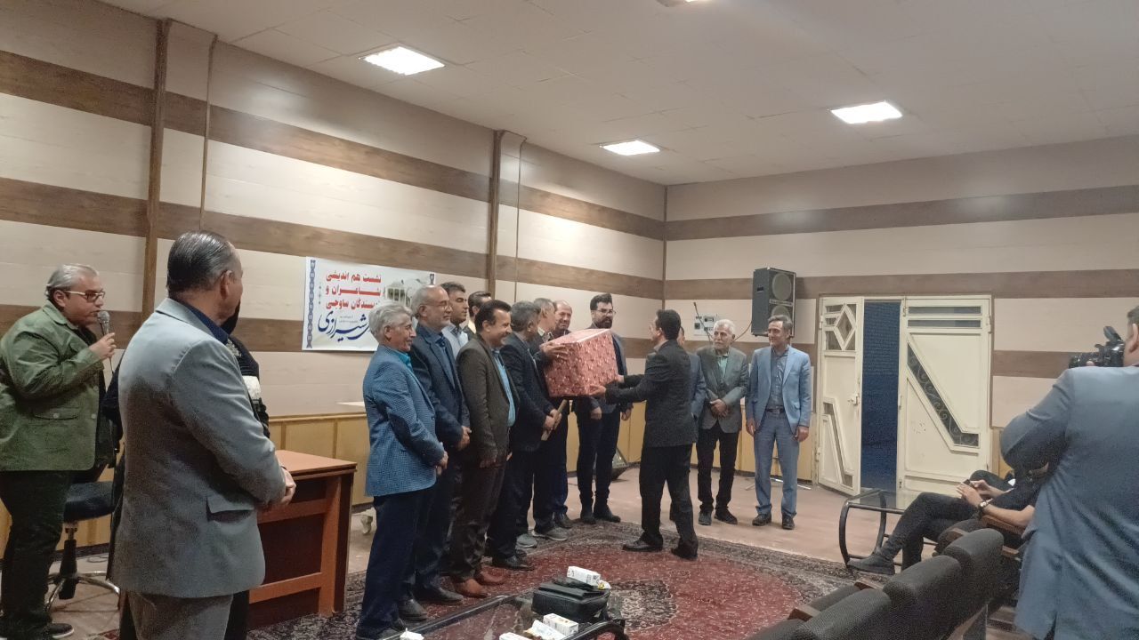 نشست هم‌اندیشی شاعران ساوجی برگزار شد