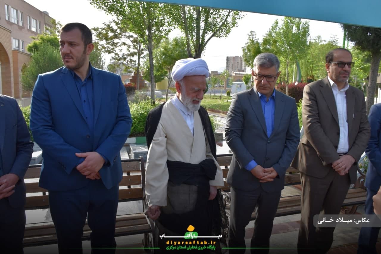 عطرافشانی مزار شهدا در اراک