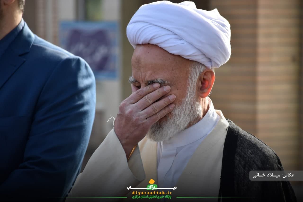 عطرافشانی مزار شهدا در اراک