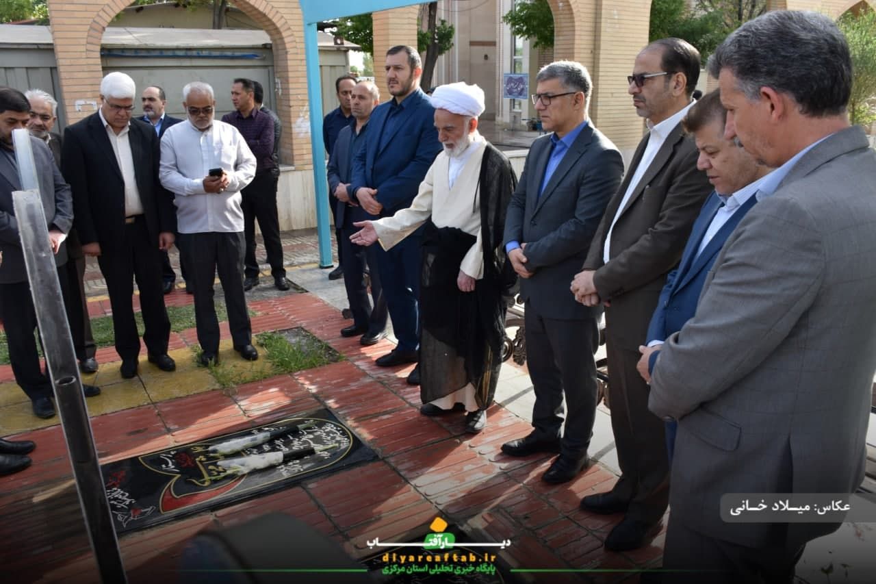 عطرافشانی مزار شهدا در اراک