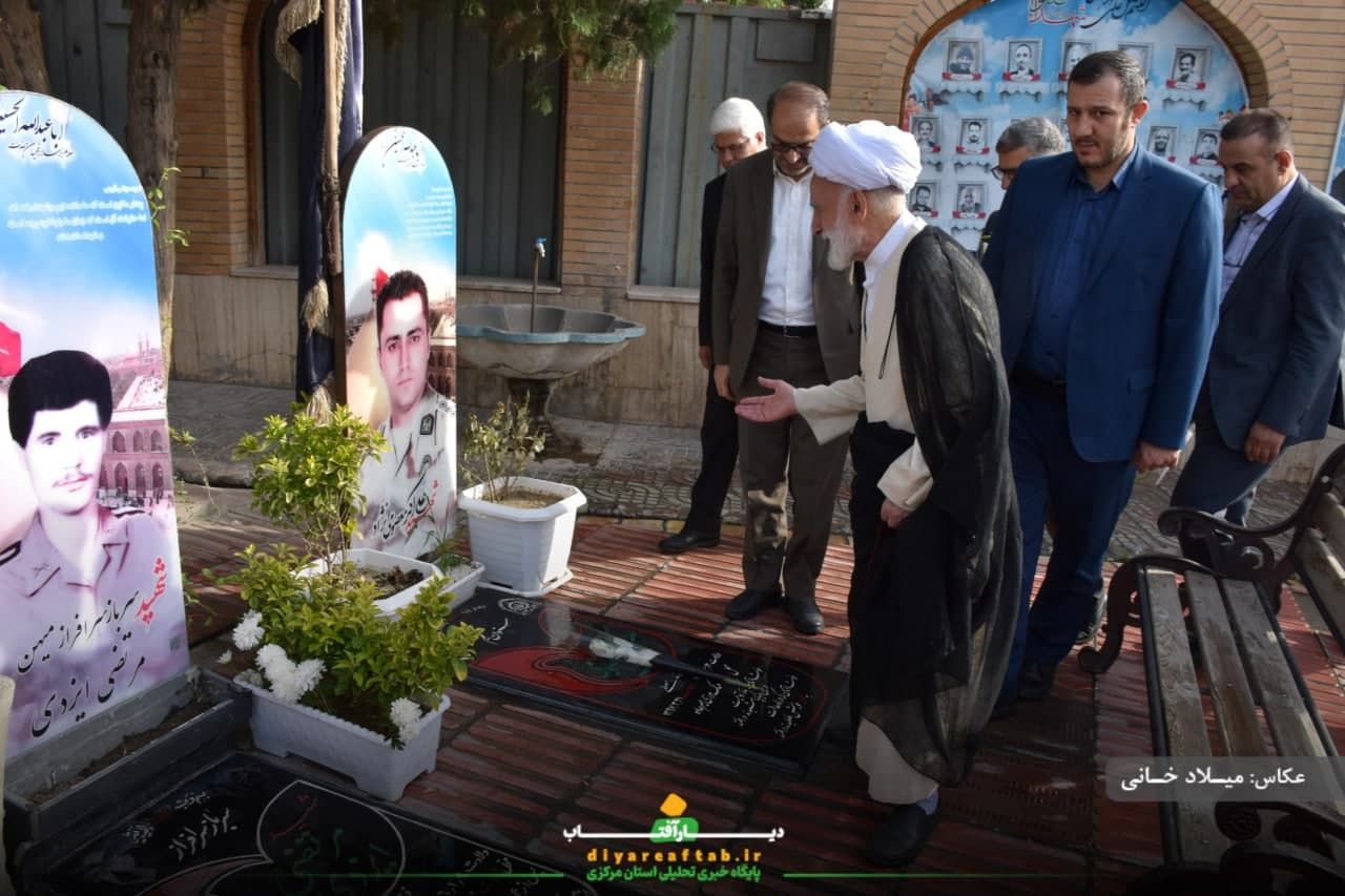 عطرافشانی مزار شهدا در اراک