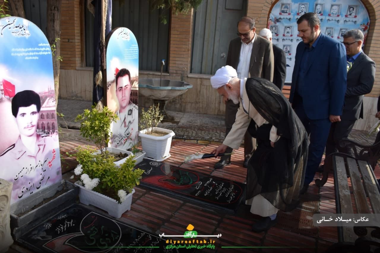 عطرافشانی مزار شهدا در اراک