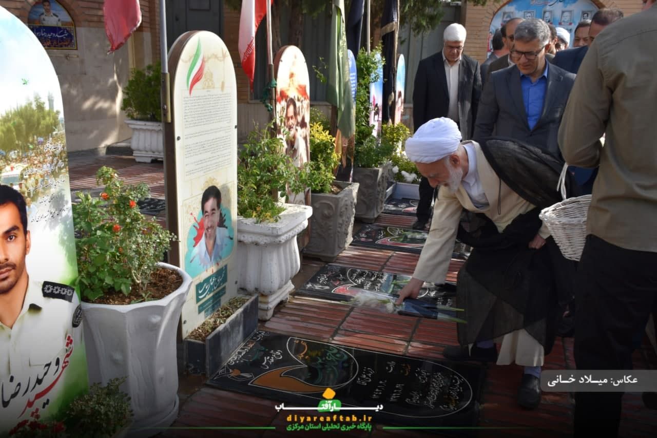 عطرافشانی مزار شهدا در اراک