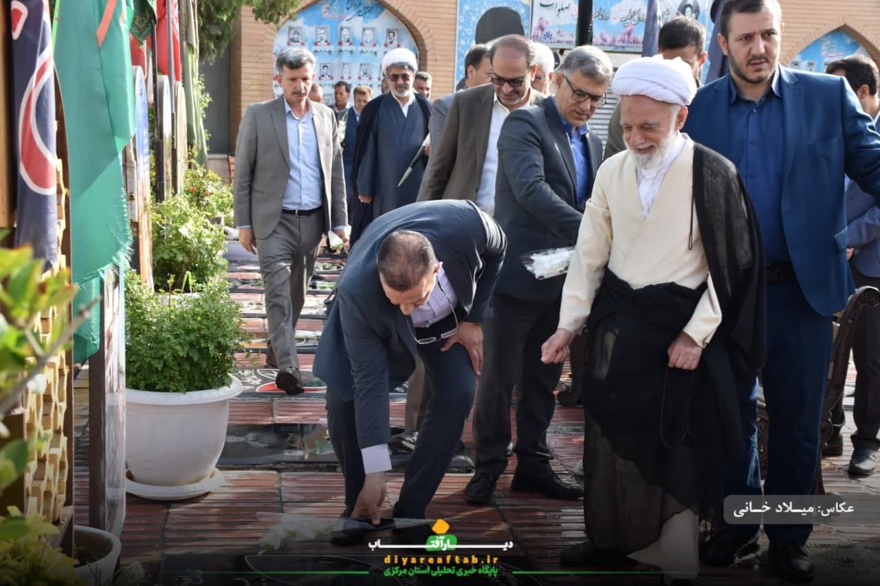 عطرافشانی مزار شهدا در اراک