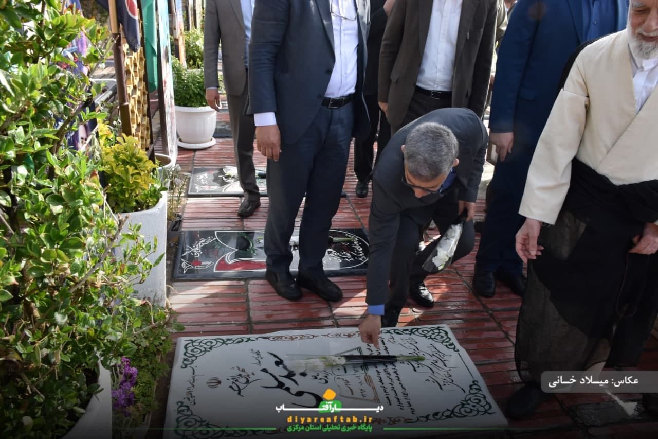 عطرافشانی مزار شهدا در اراک