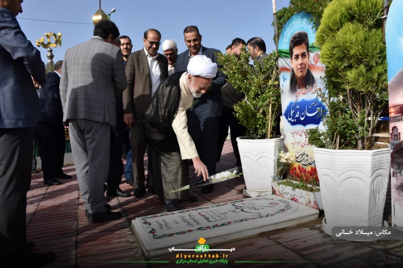 عطرافشانی مزار شهدا در اراک