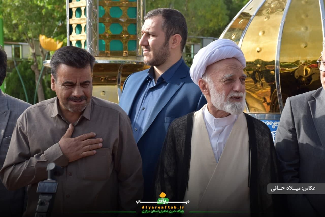 عطرافشانی مزار شهدا در اراک