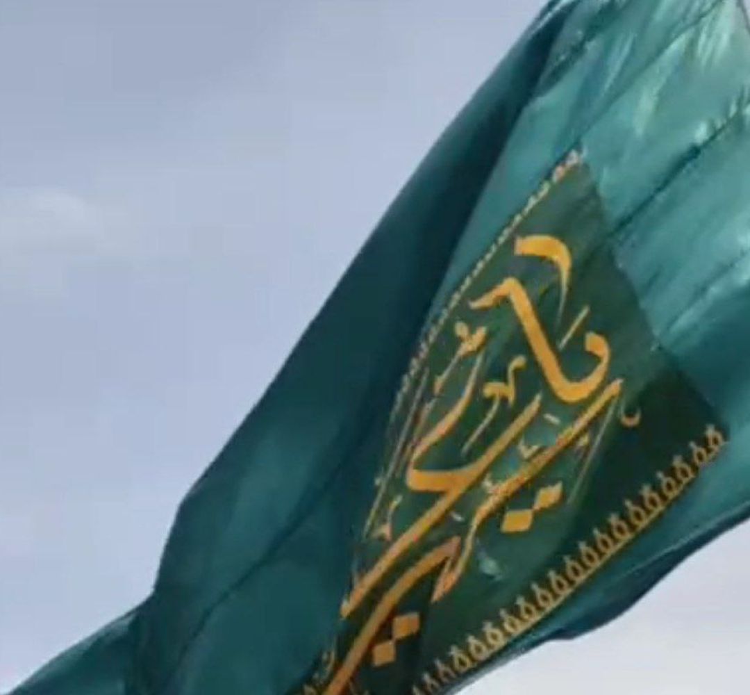 اهتزاز پرچم سبز رضوی بر فراز بام ساوه