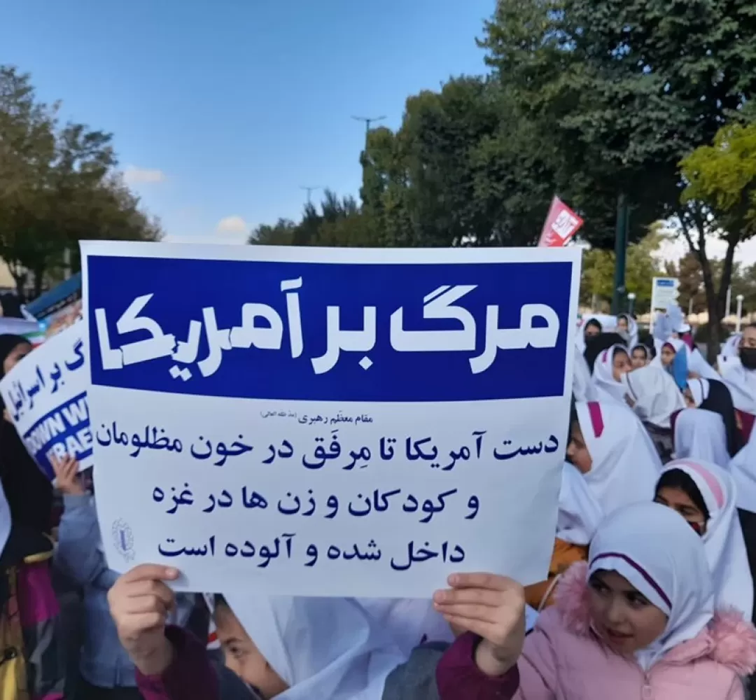 اجرای گروه سرود دانشآموزی در راهپیمایی 13 آبان