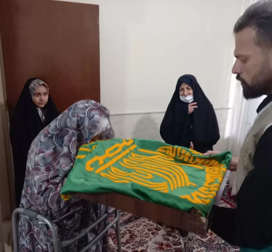 پرچم حرم امام رضا(ع) مهمان منزل شهدایساوجی