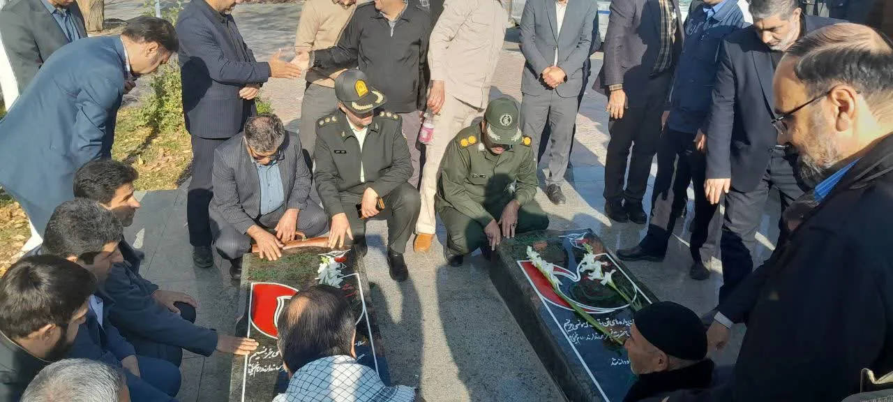 مزار شهدای گمنام شهر فرمهین گلباران شد