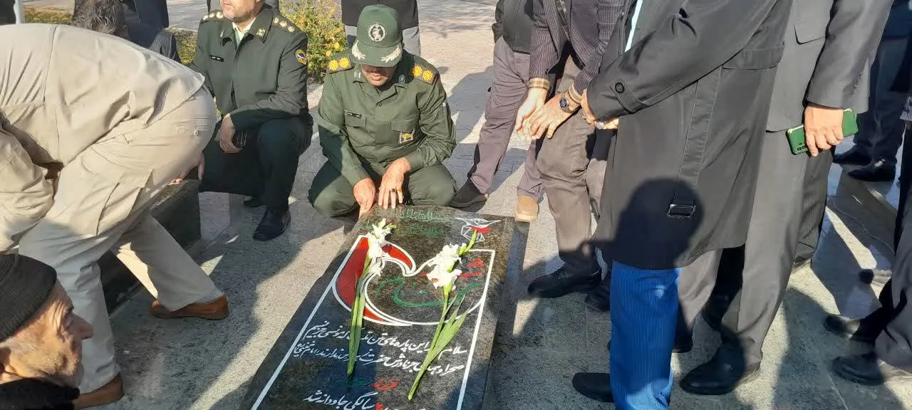 مزار شهدای گمنام شهر فرمهین گلباران شد