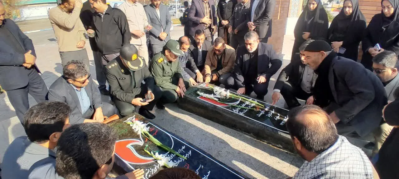 مزار شهدای گمنام شهر فرمهین گلباران شد
