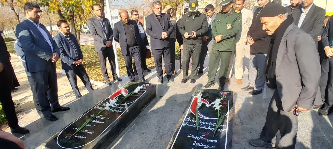 مزار شهدای گمنام شهر فرمهین گلباران شد