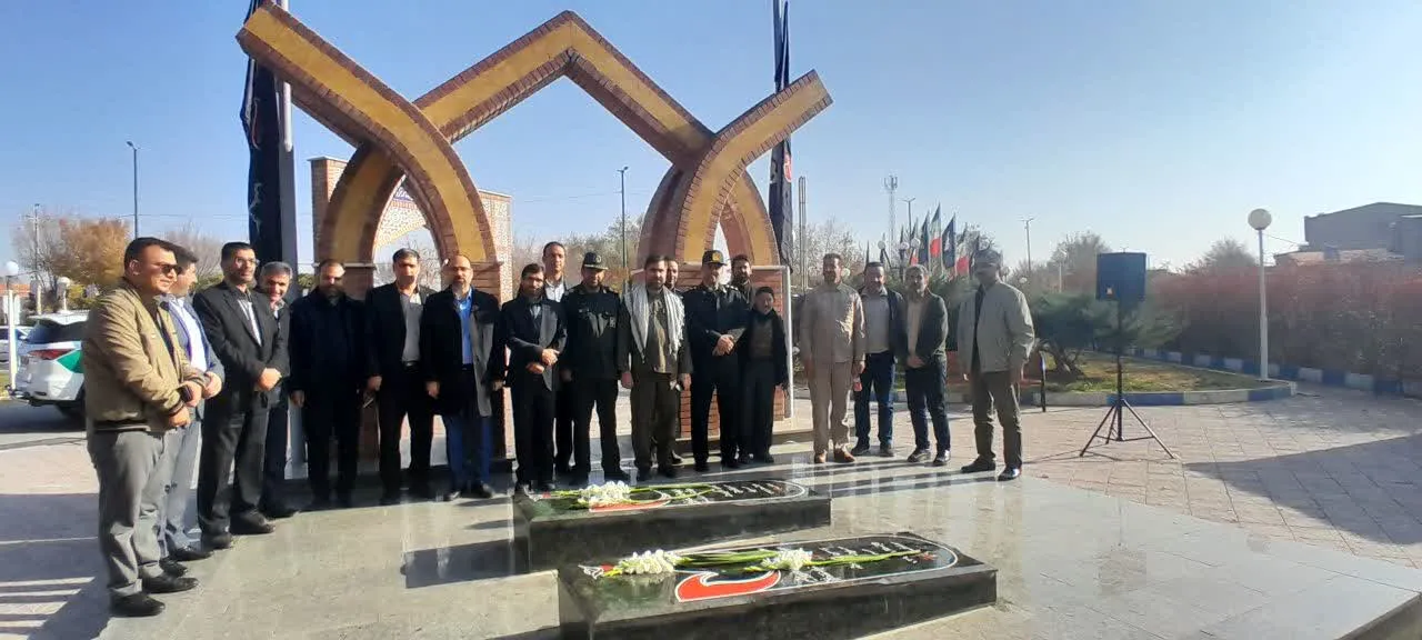 مزار شهدای گمنام شهر فرمهین گلباران شد