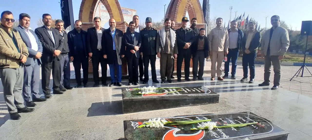 مزار شهدای گمنام شهر فرمهین گلباران شد